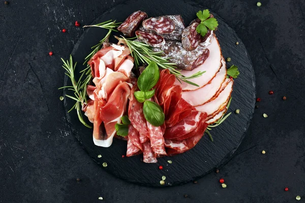 Marmorschneidebrett mit Schinken, Speck, Salami und Würstchen — Stockfoto