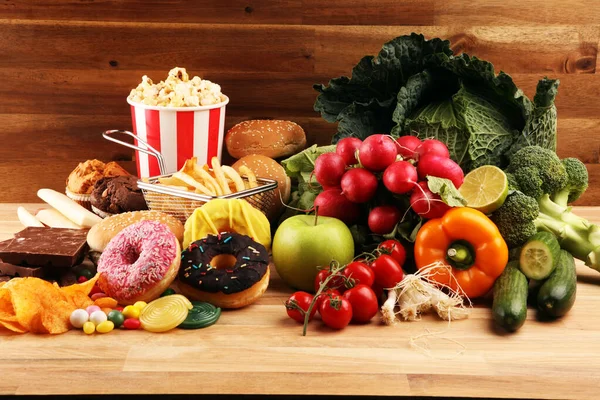 Aliments sains ou malsains. Concept photo de santé et de malsanté — Photo