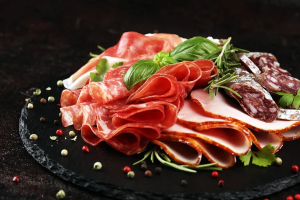 Placa de corte de mármore com presunto, bacon, salame e salsichas — Fotografia de Stock