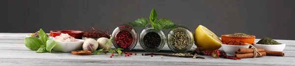 Przyprawy i zioła na stole. Żywność i składniki kuchni z bas — Zdjęcie stockowe
