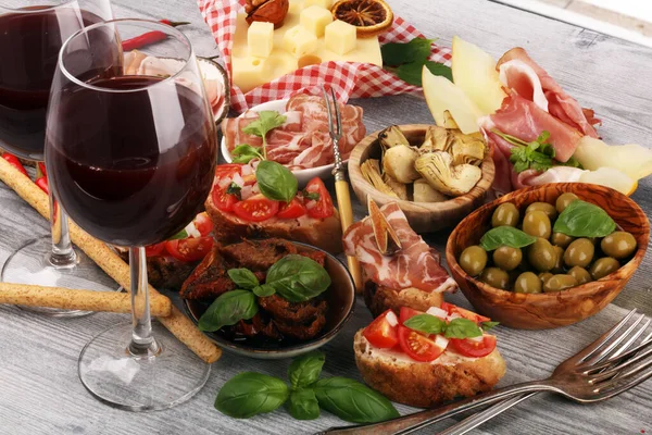 Wina włoskie Przystawki przekąski zestaw. Ricotta salata, Mediterranean — Zdjęcie stockowe