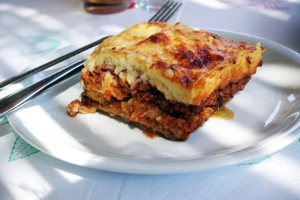 Moussaka com beringela em um prato. refeição grega tradicional em um t — Fotografia de Stock