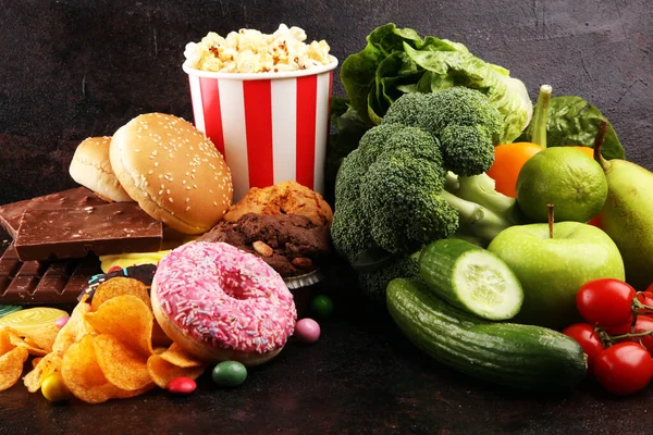 Υγιεινά ή ανθυγιεινά τρόφιμα. Concept φωτογραφία της υγιεινής και της κακής υγείας — Φωτογραφία Αρχείου