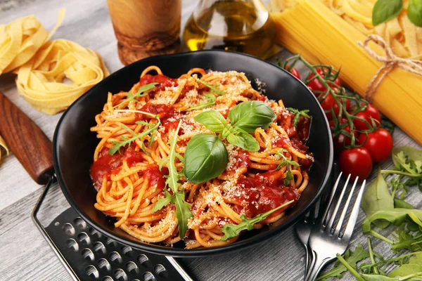 Plate of delicious spaghetti Bolognaise or Bolognese with savory — Stock Photo, Image