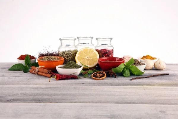 Baharatlar ve otlar masada. Bas ile gıda ve mutfak malzemeleri — Stok fotoğraf