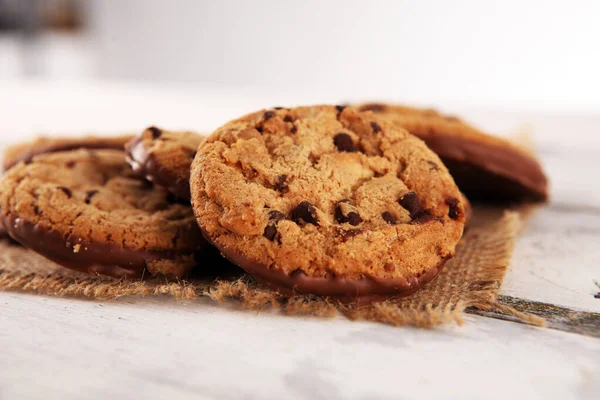 Galletas de chocolate sobre mesa de madera. Galletas con chispas de chocolate — Foto de Stock