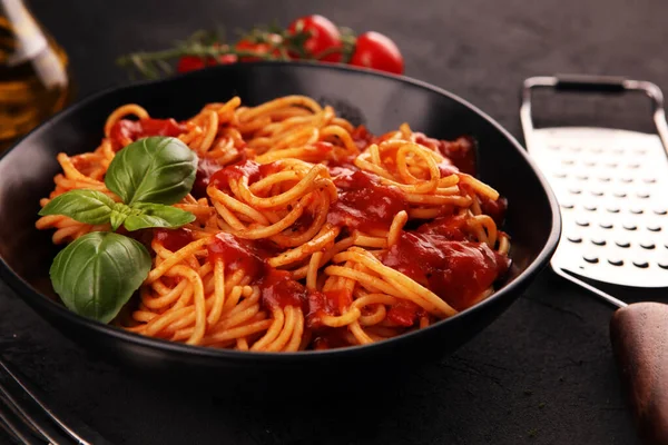 Prato de espaguete delicioso Bolonhesa ou Bolonhesa com salgado — Fotografia de Stock
