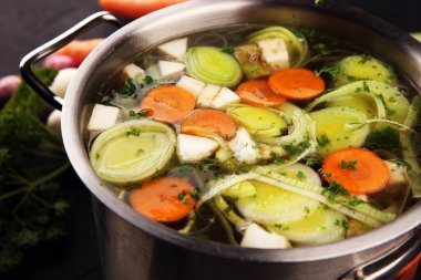 Havuçlu çorba, soğanlı çeşitli taze sebzeler...