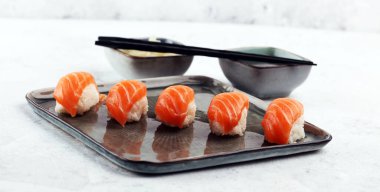 sashimi suşi yemek çubukları ve soya - suşi ro ile yakın çekim