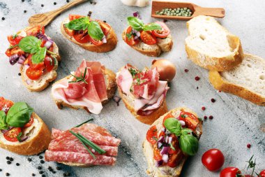Çeşitli malzemelerle çeşitli bruschetta. İştah açıcı bruschetta