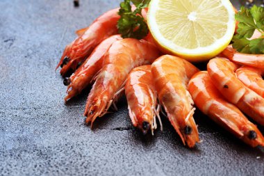 Ham taze karides Langostino Austral. limon ile deniz ürünleri karides bir