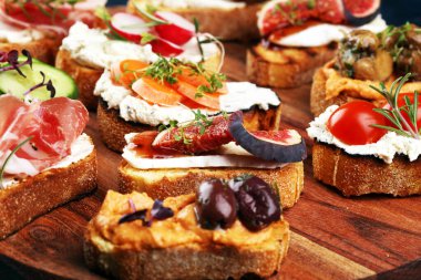 Çeşitli malzemelerle çeşitli bruschetta. İştah açıcı bruschetta