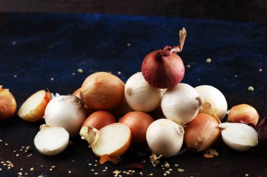 rustik masada farklı soğan