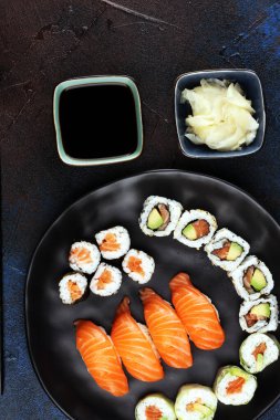 sashimi suşi yemek çubukları ve soya - suşi ro ile yakın çekim