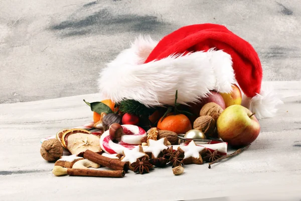 Boże Narodzenie ciasteczka i Święty Mikołaj miał z spieses, orzechy i owoce na — Zdjęcie stockowe