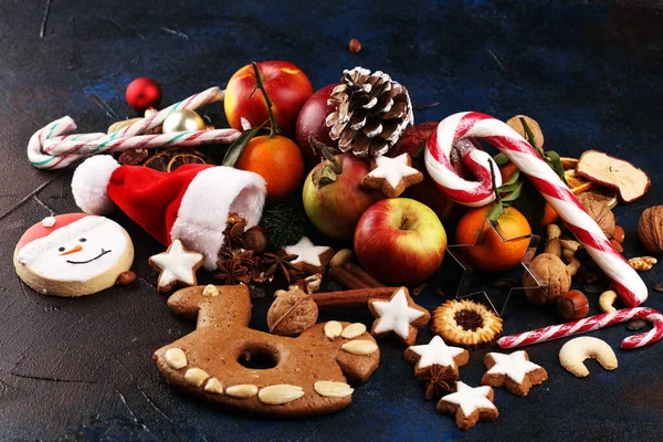 Galletas de Navidad y santa tenía con espigas, nueces y frutas en — Foto de Stock