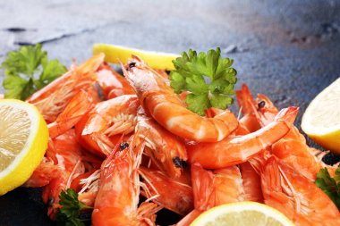 Ham taze karides Langostino Austral. limon ile deniz ürünleri karides bir