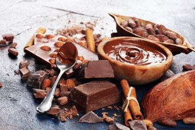 Çikolata bar parçaları ve eriyen girdap kakao. Tatlı gıda fotoğraf c