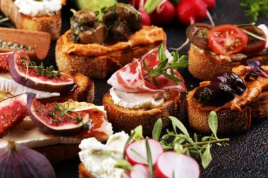 Çeşitli malzemelerle çeşitli bruschetta. İştah açıcı bruschetta