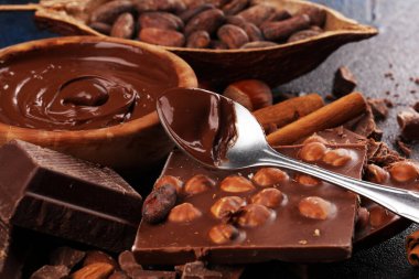 Çikolata bar parçaları ve eriyen girdap kakao. Tatlı gıda fotoğraf c