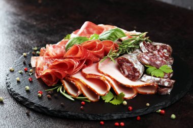 Salam, sosis, salam ve sosis ile mermer kesme tahtası