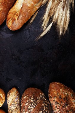 Gemide farklı ekmek ve ekmek çeşitleri var..