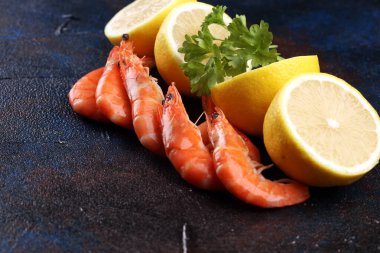 Ham taze karides Langostino Austral. limon ile deniz ürünleri karides bir
