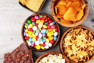 Tuzlu atıştırmalıklar. Kraker, cips, kraker, ahşap kaseler ve kraker.