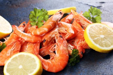 Ham taze karides Langostino Austral. limon ile deniz ürünleri karides bir