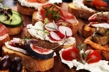 Çeşitli malzemelerle çeşitli bruschetta. İştah açıcı bruschetta