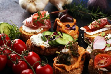 Çeşitli malzemelerle çeşitli bruschetta. İştah açıcı bruschetta