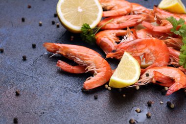 Ham taze karides Langostino Austral. limon ile deniz ürünleri karides bir