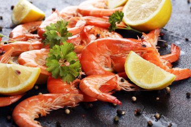 Ham taze karides Langostino Austral. limon ile deniz ürünleri karides bir