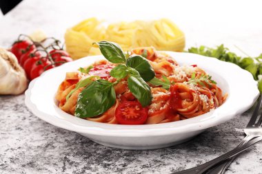 Domates soslu tagliatelle makarna, parmesanlı fesleğen.