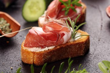 Çeşitli malzemelerle çeşitli bruschetta. İştah açıcı bruschetta