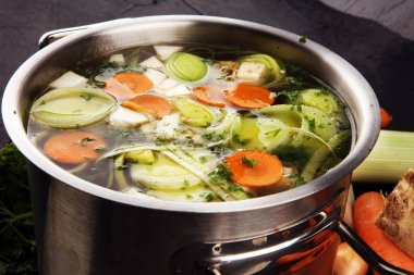 Havuçlu çorba, soğanlı çeşitli taze sebzeler...