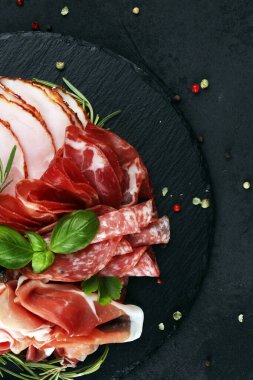 Salam, sosis, salam ve sosis ile mermer kesme tahtası