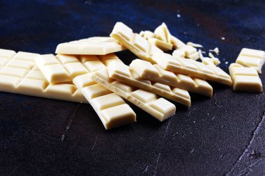 Kırık beyaz çikolata ve kakao. Beyaz çikolata parçaları. 