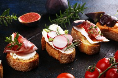 Çeşitli malzemelerle çeşitli bruschetta. İştah açıcı bruschetta