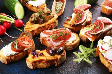 Çeşitli malzemelerle çeşitli bruschetta. İştah açıcı bruschetta