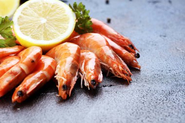 Ham taze karides Langostino Austral. limon ile deniz ürünleri karides bir
