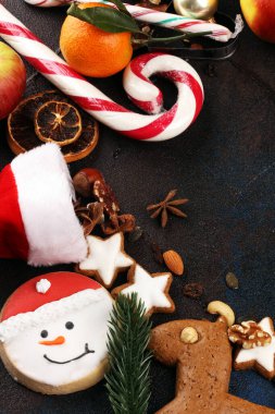 Noel kurabiyeleri ve Noel Baba 'nın içinde casuslar, fındıklar ve meyveler vardı.