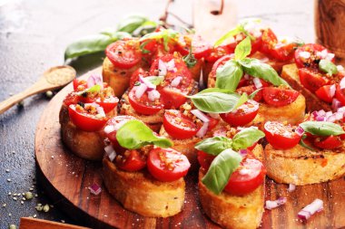 Taze domates bruschetta. İtalyan yemeği aperatifi ve fesleğen.