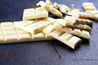 Kırık beyaz çikolata ve kakao. Beyaz çikolata parçaları. 