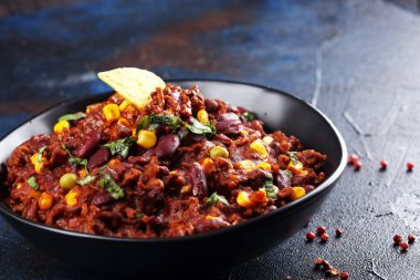 Acılı biberli makarna. Meksika yemekleri lezzetli ve kırmızı fasulyeli baharatlı.