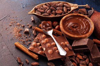 Çikolata bar parçaları ve eriyen girdap kakao. Tatlı gıda fotoğraf c