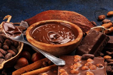 Çikolata bar parçaları ve eriyen girdap kakao. Tatlı gıda fotoğraf c