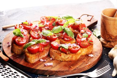 Taze domates bruschetta. İtalyan yemeği aperatifi ve fesleğen.