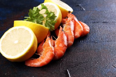 Ham taze karides Langostino Austral. limon ile deniz ürünleri karides bir