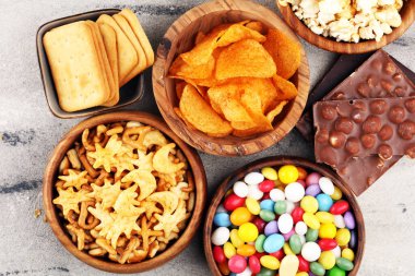 Tuzlu atıştırmalıklar. Kraker, cips, kraker, ahşap kaseler ve kraker.